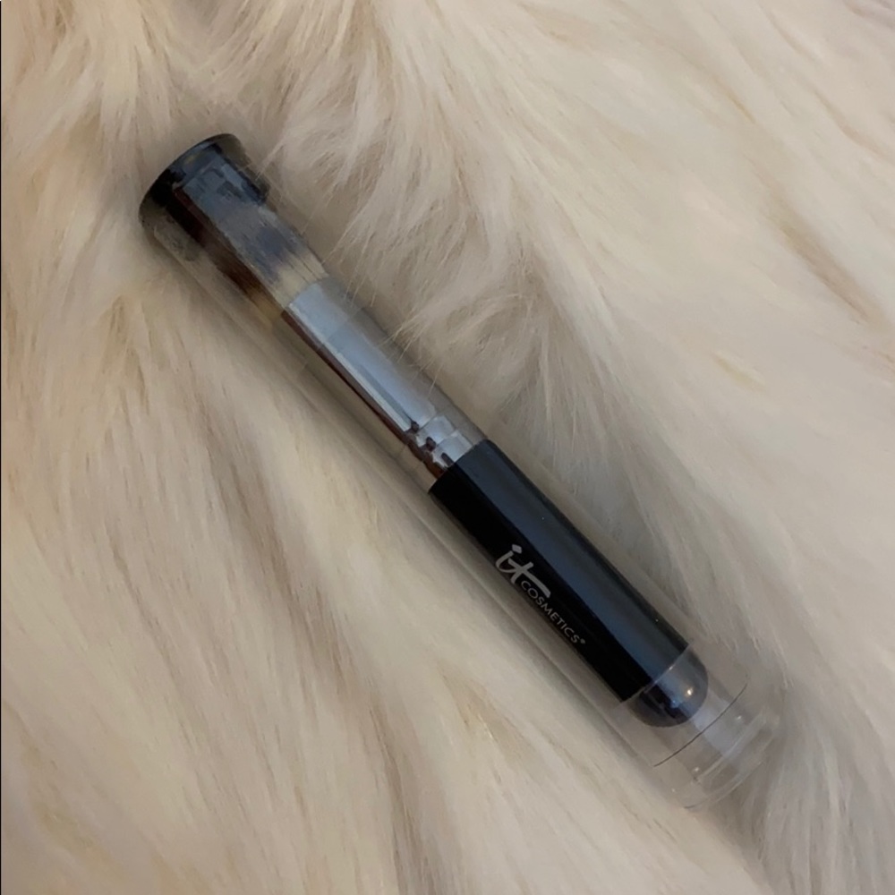 NIB IT makeup brush